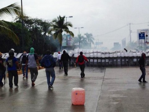 normalistas-enfrentamiento-acapulco-101114-1