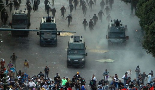 protesters-police-tahrir-square