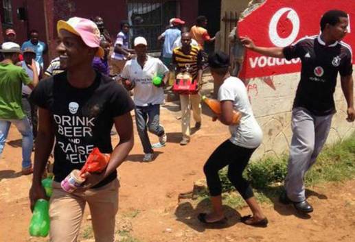 web_photo_looting1_Soweto_2