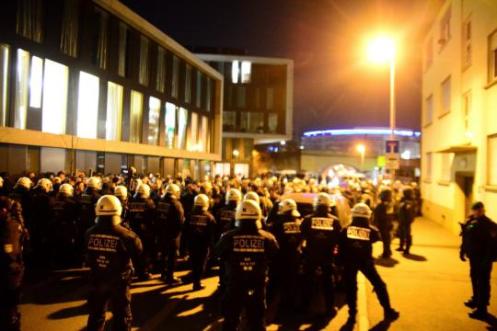 Bilderupdate-Schwere-Ausschreitungen-am-Rande-des-Bundesligaspieles-VfB-Stuttgart-Herta-BSC-Berlin-eingeworfene-Autoscheiben