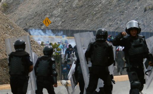 ESTUDIANTES DE AYOTZINAPA SE ENFRENTAN CON POLICÍAS EN&nbsp;GUERRERO