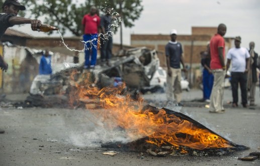 648x415_une-manifestation-a-johannesburg-en-afrique-du-sud-ensanglantee-depuis-trois-semaines-par-des