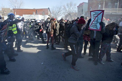 991671-policiers-intervenus-lancant-capsules-gaz