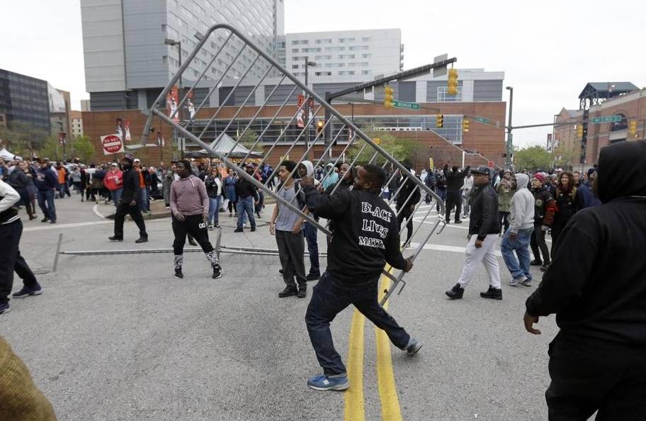 Emeute à Baltimore après la mort d’un jeune – 25 avril 2015 ...