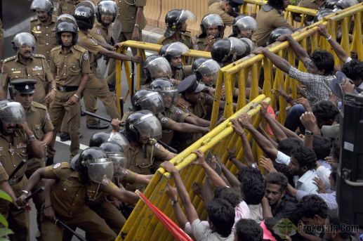 colombo-april-1-2015-xinhua-students-clash-with-286119