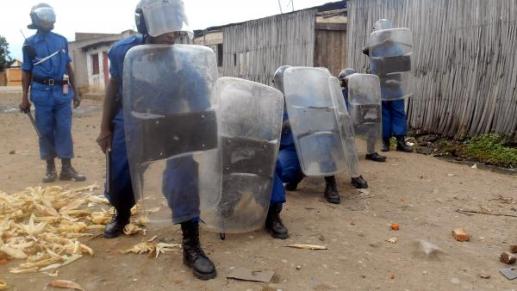 Photo 5  policiers anti emeutes prennent&nbsp;position_0