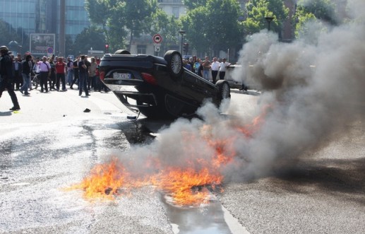 648x415_voiture-brule-pendant-manifestation-taxis-anti-uber-25-juin-2015-paris-porte-maillot