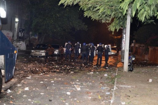 los-agentes-antidisturbios-haciendo-retroceder-a-los-enfurecidos-hinchas-olimpistas-_860_573_1237075