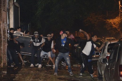 los-descontrolados-jovenes-empezaron-a-atacar-a-los-policias-_859_573_1237076