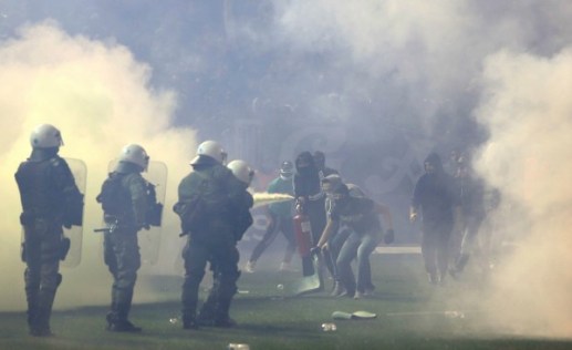 Fans-vs-Police-e1448134491982