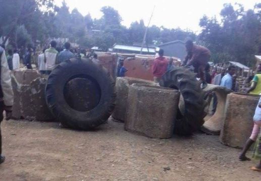 protesters-are-blocking-roads-in-some-towns-in-oromia-region-of-ethiopia-to-prevent-soldiers-from-mo-1449771320kg84n