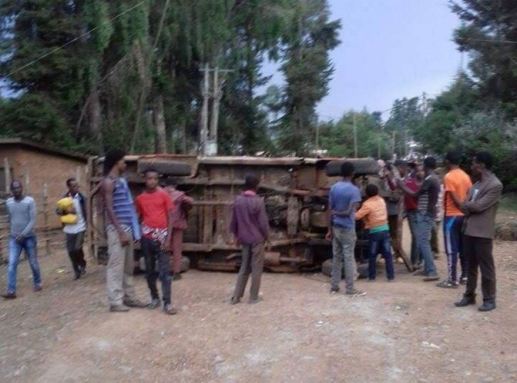 Protesters-are-resorting-to-blocking-roads-in-some-towns-in-Oromia-region-of-Ethiopia-to-prevent-soldiers-from-moving-around-10-Dec-2015