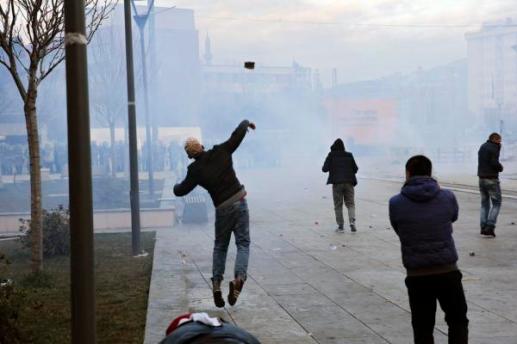 Tens of thousands of opposition supporters gathered to protest demanding the resignation of Kosovo&rsquo;s&nbsp;government