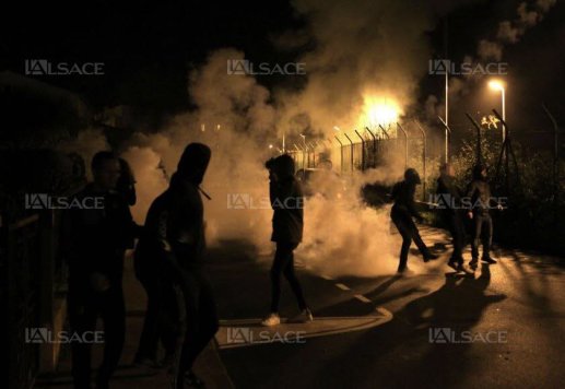 les-forces-de-l-ordre-ont-riposte-en-lancant-des-grenades-lacrymogenes-photo-afp-1455571768