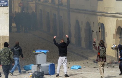1008x646_jeunes-defie-forces-ordre-hotel-dieu