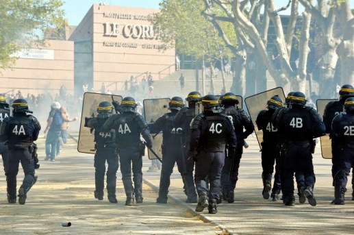 affrontements-sur-l-esplanade-entre-policiers-et-une-partie_1873787