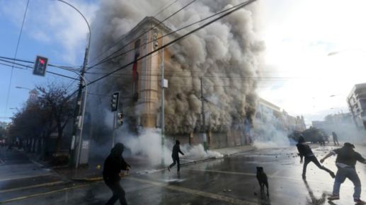 160521221034_chile_valparaiso_riot_3_976x549_afp_nocredit