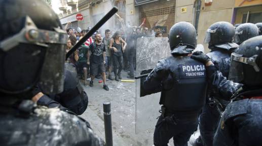siete-mossos-heridos-por-disturbios-en-el-barrio-barcelones-de-gracia