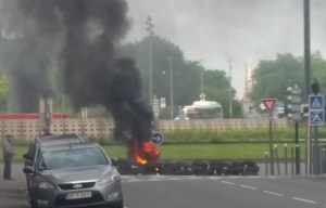 648x415_incendie-barrage-pneus-porte-postes-lille