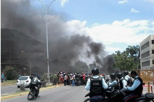 cumana_protestas_saqueos_14jun2016_cortesia