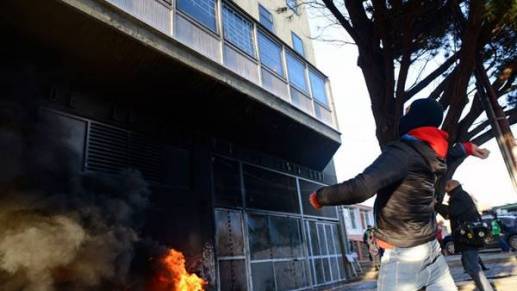 Disturbios-Santa-Alicia-Kirchner-OPI_CLAIMA20160623_0203_28