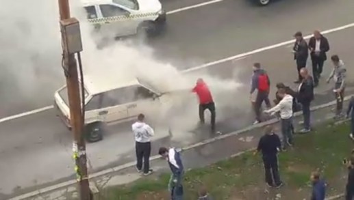 video-o-lada-samara-a-luat-foc-langa-piata-tiraspol-mai-multi-oameni-i-au-sarit-in-ajutor-soferului-1474364851