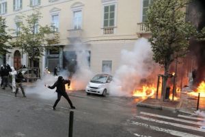 5014492_6_8659_des-personnes-masquees-ont-lance-des_6fcf4b008b78cf1c7a7317b5c0b14c3c